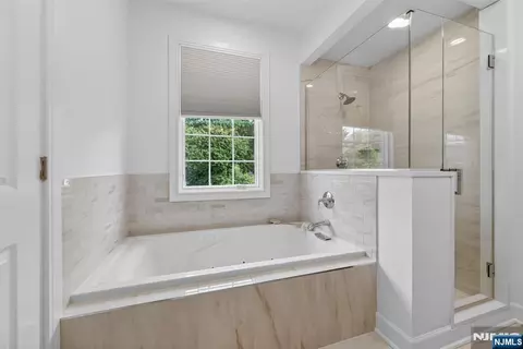 Bath - 22 Gabriel Ct #15, Paramus, NJ 07652 photo 4 of 6