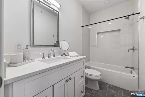 Bath - 22 Gabriel Ct #15, Paramus, NJ 07652 photo 5 of 6