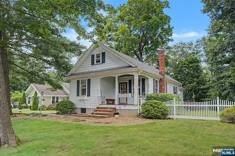 41 Poplar St, Oakland, NJ 07436