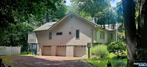 20 Parker Pl, Saddle River, NJ 07458