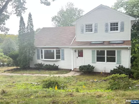Exterior - 89 Circle Dr, Paramus, NJ 07652 photo 2 of 5
