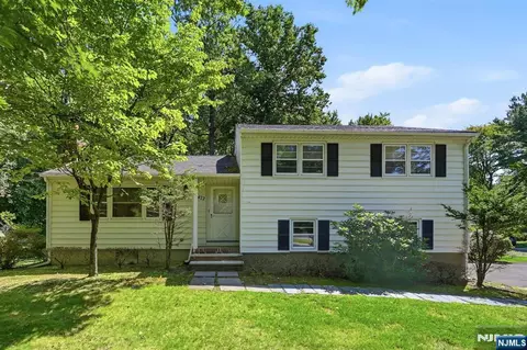472 Cedar Hill Ave, Wyckoff, NJ 07481