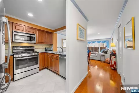 303 Ellery Ct #303, Edgewater, NJ 07020