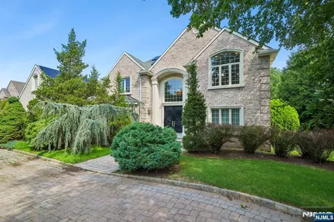 4 Centennial Ct, Totowa, NJ 07512