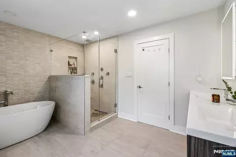 Bath - 745 Gettysburg Pl, Paramus, NJ 07652 photo 5 of 5