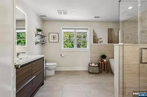 Bath - 745 Gettysburg Pl, Paramus, NJ 07652 photo 2 of 5