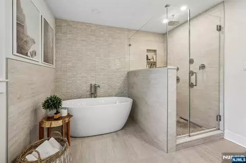 Bath - 745 Gettysburg Pl, Paramus, NJ 07652 photo 3 of 5