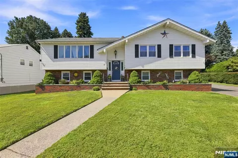 17 Dando Ct, Clifton, NJ 07013