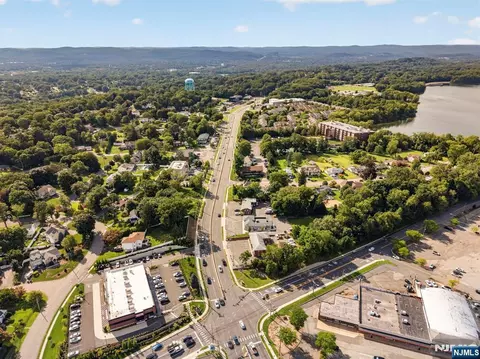 View/Area - 45 Parkside Ct, Wayne, NJ 07470 photo 9 of 10