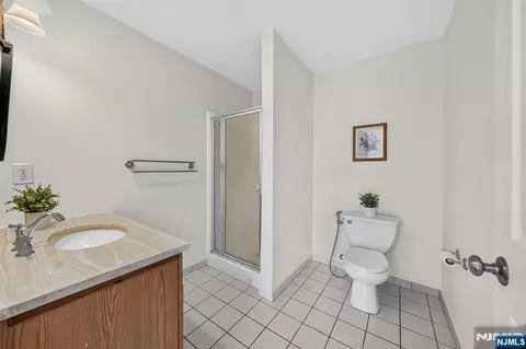 Bath - 45 Parkside Ct, Wayne, NJ 07470 photo 2 of 4