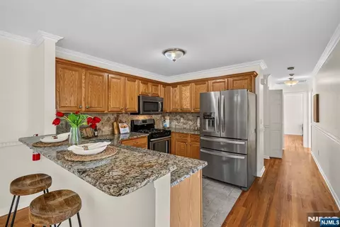 Entry Way - 45 Parkside Ct, Wayne, NJ 07470 photo 1 of 2