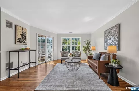 Living - 45 Parkside Ct, Wayne, NJ 07470 photo 2 of 3
