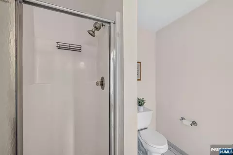 Bath - 45 Parkside Ct, Wayne, NJ 07470 photo 3 of 4
