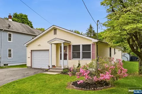 15 Orchard St, Bloomingdale, NJ 07403