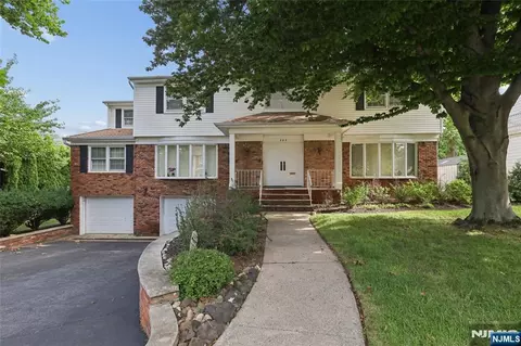 585 Churchill Rd, Teaneck, NJ 07666