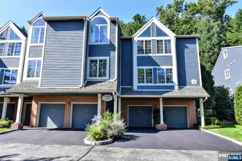 133 Surrey Ct, Ramsey, NJ 07446