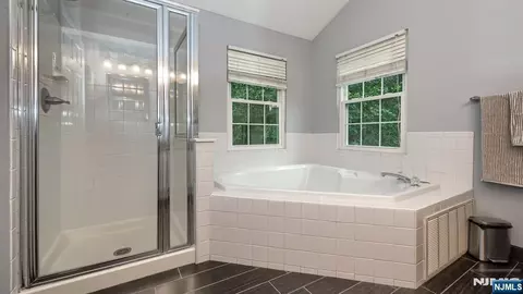 Bath - 66 Whimble Ct, Wayne, NJ 07470 photo 3 of 4
