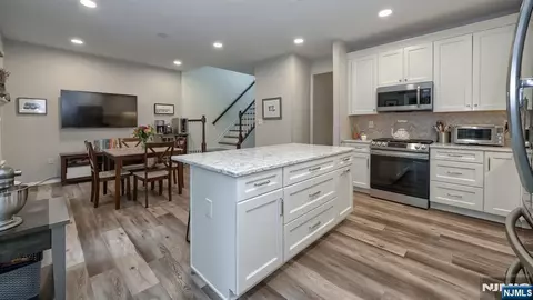 Entry Way - 66 Whimble Ct, Wayne, NJ 07470 photo 2 of 2