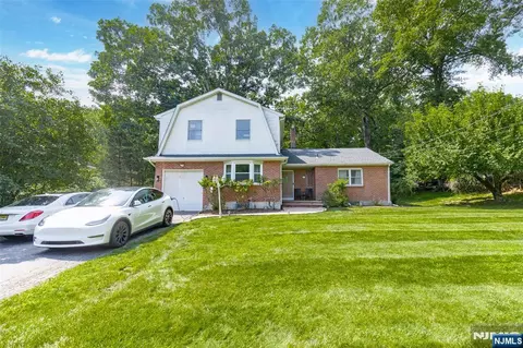 34 Andrew Ave, Oakland, NJ 07436