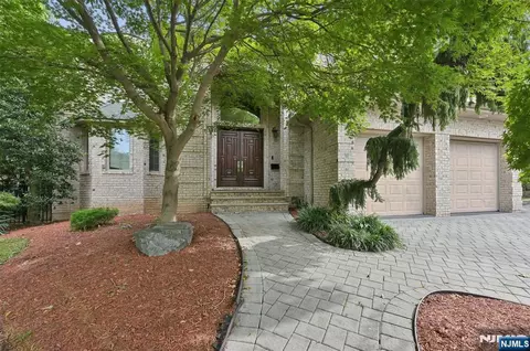 17 W Bayview Ave, Englewood Cliffs, NJ 07632