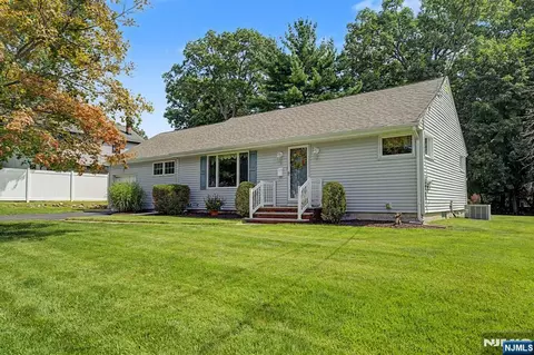 5 Holyoke Dr, Oakland, NJ 07436