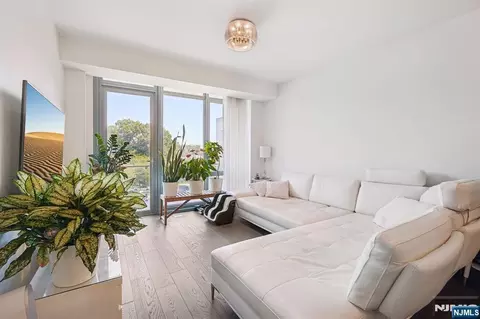 320 Adolphus Ave #410, Cliffside Park, NJ 07010