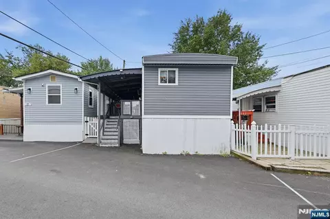 15 Austin St, Moonachie, NJ 07074
