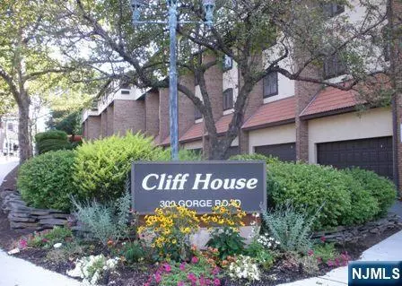 300 Gorge Rd #6, Cliffside Park, NJ 07010
