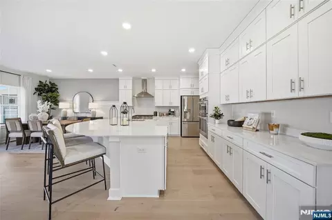 11 Pimlico Pl, Oakland, NJ 07436