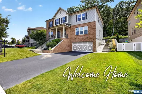 22 Hilltop Dr, North Caldwell, NJ 07006