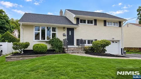 11 Eldorado Ct, Rochelle Park, NJ 07662