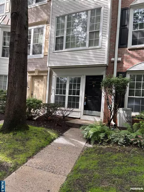 297 Larch Ln, Mahwah, NJ 07430
