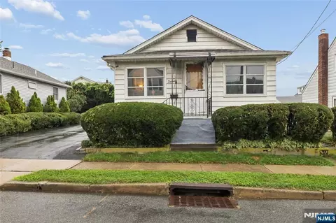 16 Lee St, Elmwood Park, NJ 07407