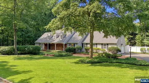 29 Hickory Hl, Montvale, NJ 07645