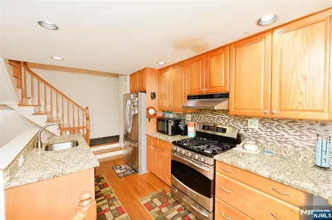 Kitchen - 27 Tanager Ct, Wayne, NJ 07470 photo 2 of 3