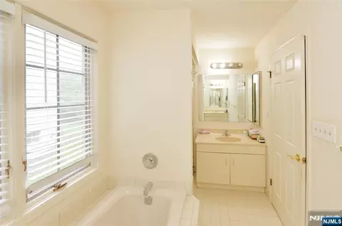 Bath - 27 Tanager Ct, Wayne, NJ 07470 photo 2 of 4