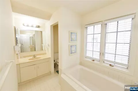 Bath - 27 Tanager Ct, Wayne, NJ 07470 photo 1 of 4