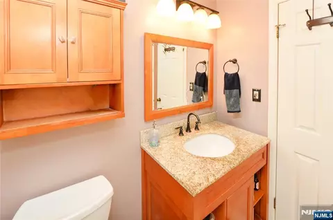 Bath - 27 Tanager Ct, Wayne, NJ 07470 photo 3 of 4