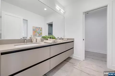 Bath - 23 Feldman Ct, Paramus, NJ 07652 photo 4 of 5