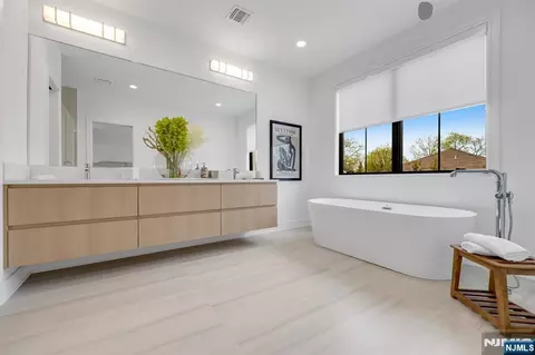 Bath - 23 Feldman Ct, Paramus, NJ 07652 photo 2 of 5