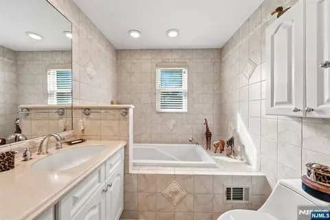 Bath - 33 Waling Dr, Wayne, NJ 07470 photo 1 of 2