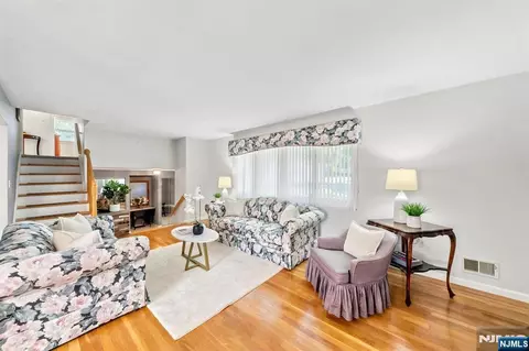 Living - 33 Waling Dr, Wayne, NJ 07470 photo 2 of 3