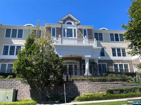 805 Four Seasons Ln, Montvale, NJ 07645