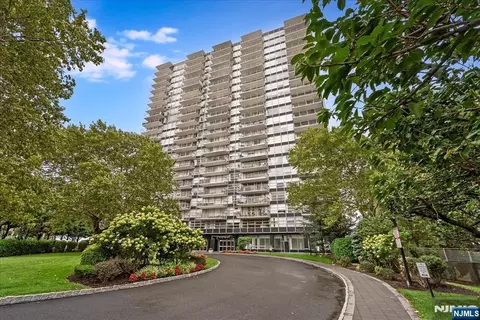 6050 E Kennedy Blvd #15G, West New York, NJ 07093