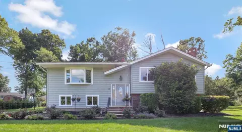 18 Starlight Rd, Oak Ridge, NJ 07438