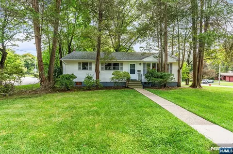 11 Mapleleaf Dr, Park Ridge, NJ 07656