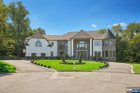 707 Black Hawk Ln, Franklin Lakes, NJ 07417