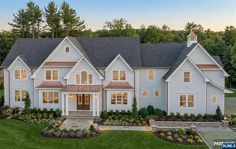 212 Arbor Rd, Franklin Lakes, NJ 07417