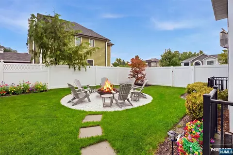 Exterior - 2 Churchill Ct, Paramus, NJ 07652 photo 5 of 6
