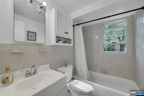 Bath - 10 Knickerbocker Rd, Demarest, NJ 07627 photo 1 of 2